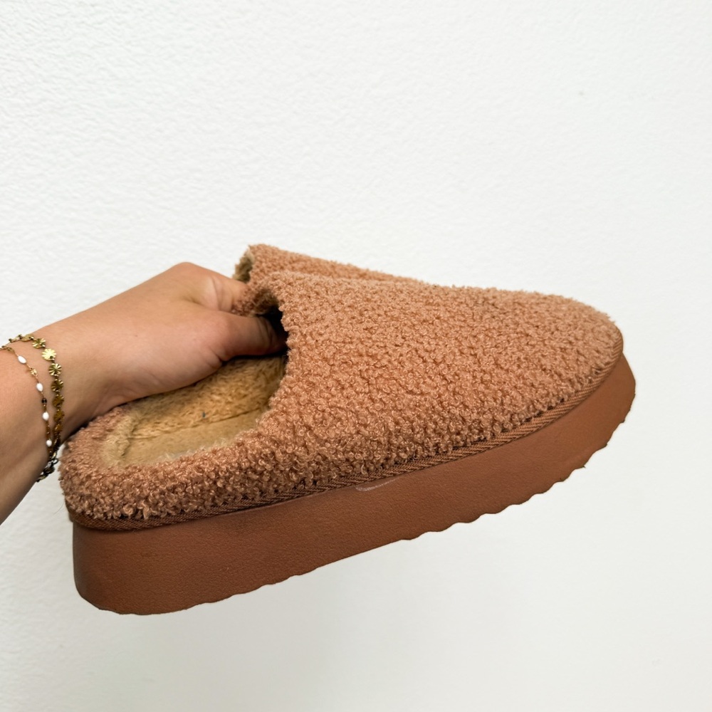 Mia Sherpa Platform Teddy Slippers Size 9 Tan